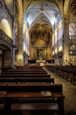 Kapalı alanda klasik ve ünlü 11. yüzyıl Roma Katolik Kilisesi Katedrali Saint-Theodorit Uzes veya Güney Fransa 'da bir tarihi eser olan Aziz Stephen Kilisesi' ne yakın çekim.