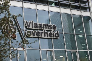 Brüksel, Brabant, Belçika 10: 12 2024 Vlaamse Overheid logosuna sahip modern cam bir binanın dış görünüşü Belçika 'nın Flanders kentindeki Flaman devlet dairesini gösteriyor..