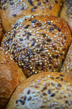 Taze pişmiş susamlı çoklu tahıllı ekmeğin yakın plan çekimi..