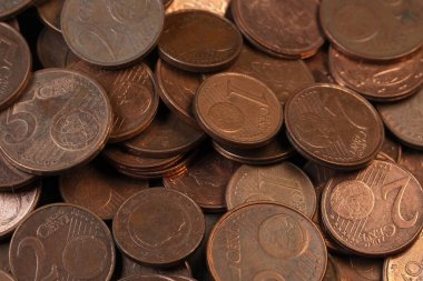 Çeşitli mezhepleri ve ayrıntıları gösteren bir yığın kahverengi Euro sent 'in yakın plan görüntüsü.