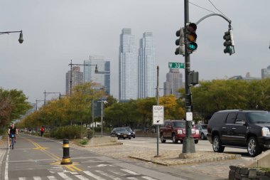 New York USA 10: 04 2013 Canlı reklam panolarıyla kaplı yüksek binaların arasında yayaların bulunduğu hareketli bir şehir manzarası. Atmosfer dinamik ve kentsel.
