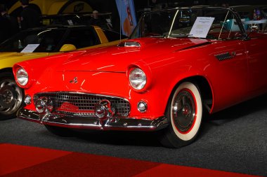Gent Flanders Belçika 02: 16 2025 Halı kaplı bir yüzeyde el değmemiş, üstü açık, klasik bir Ford Thunderbird arabası sergilenmektedir..