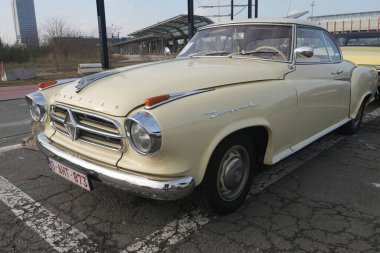 G ent Flanders Belçika 02 16 2025 klasik krem rengi Alman Borgward Isabella arabası, krom rengi, Avrupa plakası, açık havada park edilmiş. Şehir arkaplanı