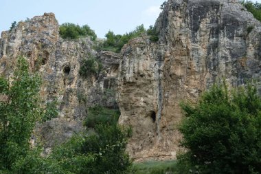Belirgin kayalıkları ve doğal mağaraları olan yüksek kaya oluşumlarının olduğu nefes kesici bir manzara. Tabandaki yemyeşil bitki örtüsü kayalıklar boyunca gelişir ve engebeli kayalarla çelişir..