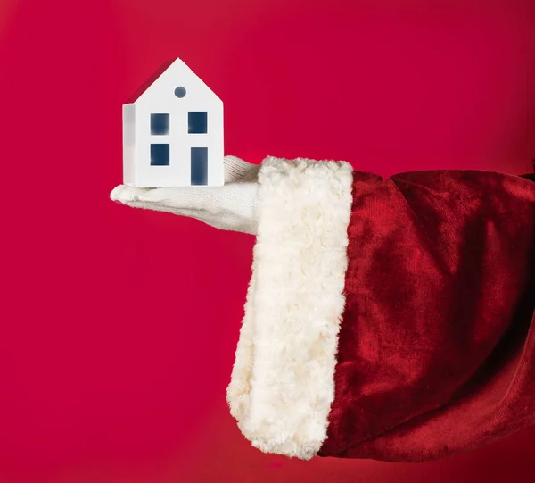 Mano Rosso Costume Tradizionale Babbo Natale Possesso Modello Una Casa Foto Stock