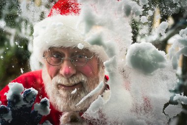 Noel Baba karlı pencereden bakıyor. Dışarısı soğuk, içerisi sıcak. Tık tık, cama vur.