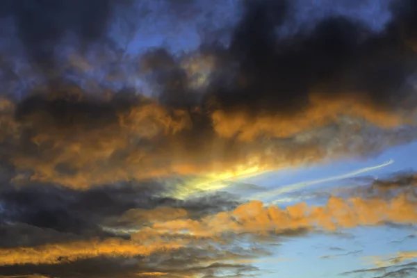 Pôr Sol Paisagem Com Céu Dramático Nuvens Coloridas Cena Noturna — Fotografia de Stock