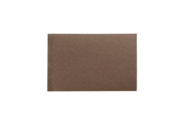 Beyaz zemin üzerinde koyu kahverengi geri dönüşümlü kağıt hediye kartları.