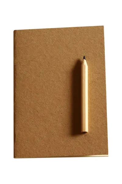 İzole edilmiş beyaz arka planda defter ve kalem. kırpma yolu.