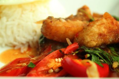 Kızarmış biber ezmeli kızarmış balık. Tayland yemeği..