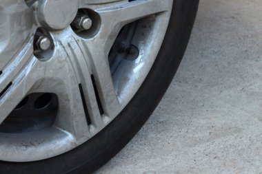 Kirli araba tekerlekleri, yan bakışlar. Kapat..