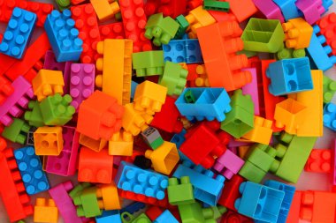 Plastik oyuncak, çok renkli çocukların yapı çantalarını bloke ediyor..