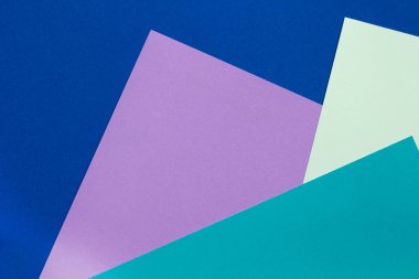 Kağıt renkleri, arka planda mavi tonlardaki düzeni şekillendirir..