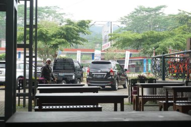 12 Ocak 2022, Endonezya Banjarnegara yakınlarındaki bir otoparkta park halindeki birkaç motorlu aracın fotoğrafı.