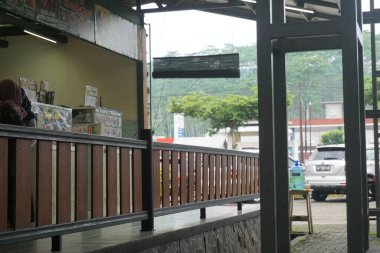 12 Ocak 2022, Endonezya Banjarnegara yakınlarındaki bir otoparkta park halindeki birkaç motorlu aracın fotoğrafı.