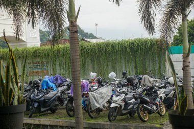12 Ocak 2022, Endonezya Banjarnegara yakınlarındaki bir otoparkta park halindeki birkaç motorlu aracın fotoğrafı.