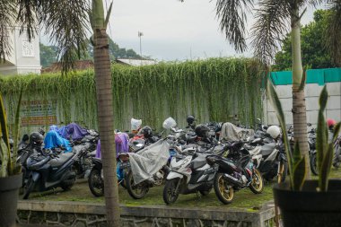 12 Ocak 2022, Endonezya Banjarnegara yakınlarındaki bir otoparkta park halindeki birkaç motorlu aracın fotoğrafı.