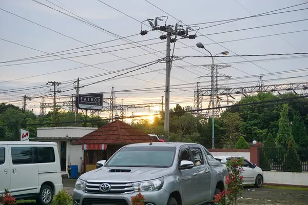 12 Ocak 2022, Endonezya Banjarnegara yakınlarındaki bir otoparkta park halindeki birkaç motorlu aracın fotoğrafı.