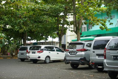 12 Ocak 2022, Endonezya Banjarnegara yakınlarındaki bir otoparkta park halindeki birkaç motorlu aracın fotoğrafı.