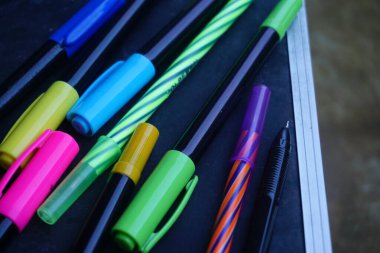 Okul malzemelerinin ve yatağın okul konseptine dayanan stok fotoğrafı.