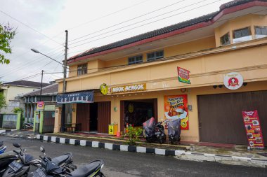 Wonosobo - 2021 yazı Wonosobo şehrinin sokaklarında sabah. Şehirde sabah, boş sokaklar