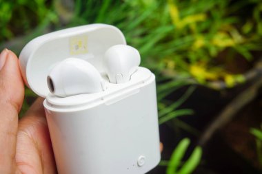 Beyaz kulaklıklar, kablosuz kulaklıkların kablosuz fotoğrafı, kulak kesme yolu ile beyaza izole edilmiş.