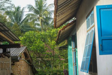 Taşrada fayanslardan yapılmış bir evin çatısının fotoğrafı.