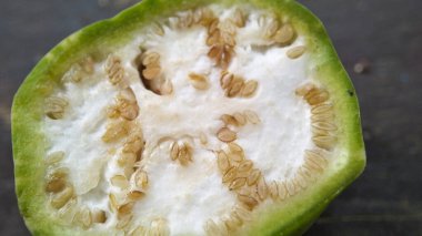 Doldurulmuş mor soğan ve patlıcan sebzeli makro fotoğraf.