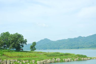 Endonezya 'da bir köydeki bir su manzarasının fotoğrafı