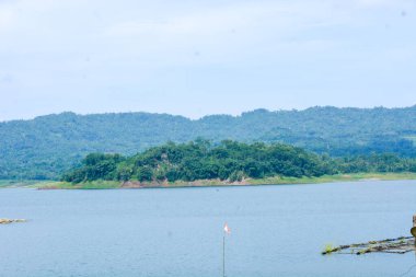Endonezya 'da bir köydeki bir su manzarasının fotoğrafı