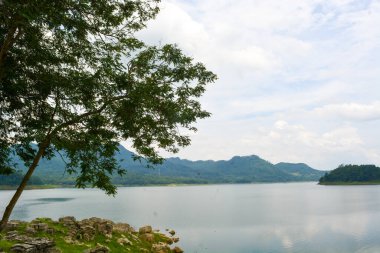 Endonezya 'da bir köydeki bir su manzarasının fotoğrafı