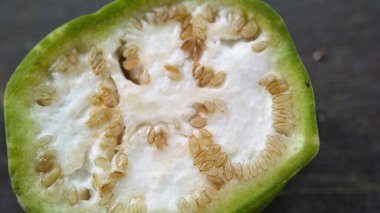 Doldurulmuş mor soğan ve patlıcan sebzeli makro fotoğraf.