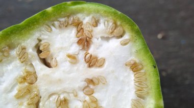 Doldurulmuş mor soğan ve patlıcan sebzeli makro fotoğraf.