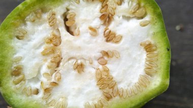 Doldurulmuş mor soğan ve patlıcan sebzeli makro fotoğraf.