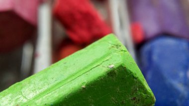 Renkli boya kalemlerinin makro bulanık fotoğrafı