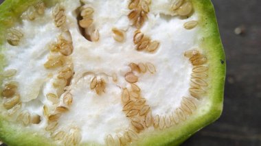 Doldurulmuş mor soğan ve patlıcan sebzeli makro fotoğraf.