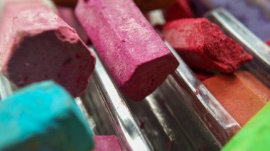 Renkli boya kalemlerinin makro bulanık fotoğrafı