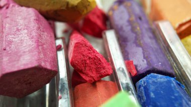 Renkli boya kalemlerinin makro bulanık fotoğrafı