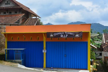 Açık hava, mağaza ve mağaza ön şablonu - ön manzara, vitrinli, siyah, gri dükkan tonu, çay yapımı, bebek dekorasyonu.