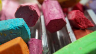 Renkli boya kalemlerinin makro bulanık fotoğrafı