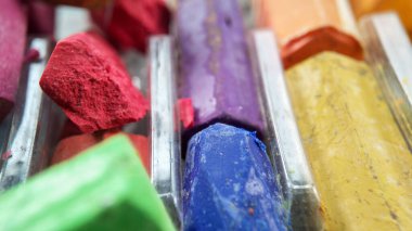 Renkli boya kalemlerinin makro bulanık fotoğrafı