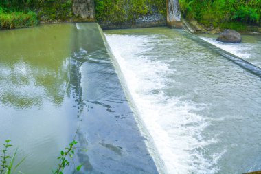 Karanlık bir gökyüzüne karşı hızlı akan akarsu ve dramatik merceksi bulutlar. Hiç kimse.