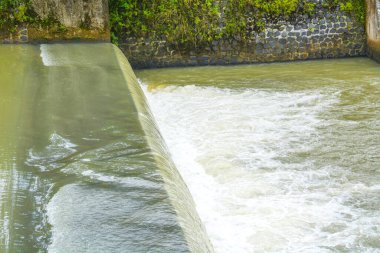 Karanlık bir gökyüzüne karşı hızlı akan akarsu ve dramatik merceksi bulutlar. Hiç kimse.