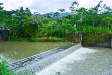Karanlık bir gökyüzüne karşı hızlı akan akarsu ve dramatik merceksi bulutlar. Hiç kimse.