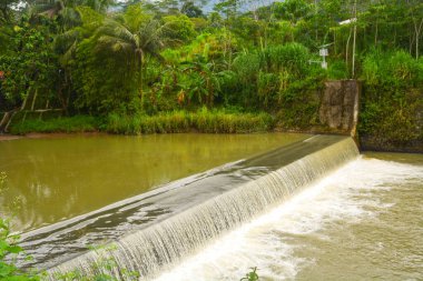 Karanlık bir gökyüzüne karşı hızlı akan akarsu ve dramatik merceksi bulutlar. Hiç kimse.
