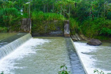 Karanlık bir gökyüzüne karşı hızlı akan akarsu ve dramatik merceksi bulutlar. Hiç kimse.