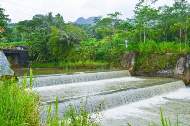 Karanlık bir gökyüzüne karşı hızlı akan akarsu ve dramatik merceksi bulutlar. Hiç kimse.