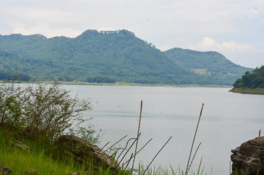 Endonezya 'da bir köydeki bir su manzarasının fotoğrafı
