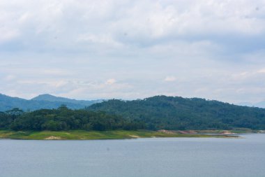 Endonezya 'da bir köydeki bir su manzarasının fotoğrafı