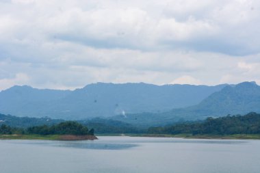 Endonezya 'da bir köydeki bir su manzarasının fotoğrafı